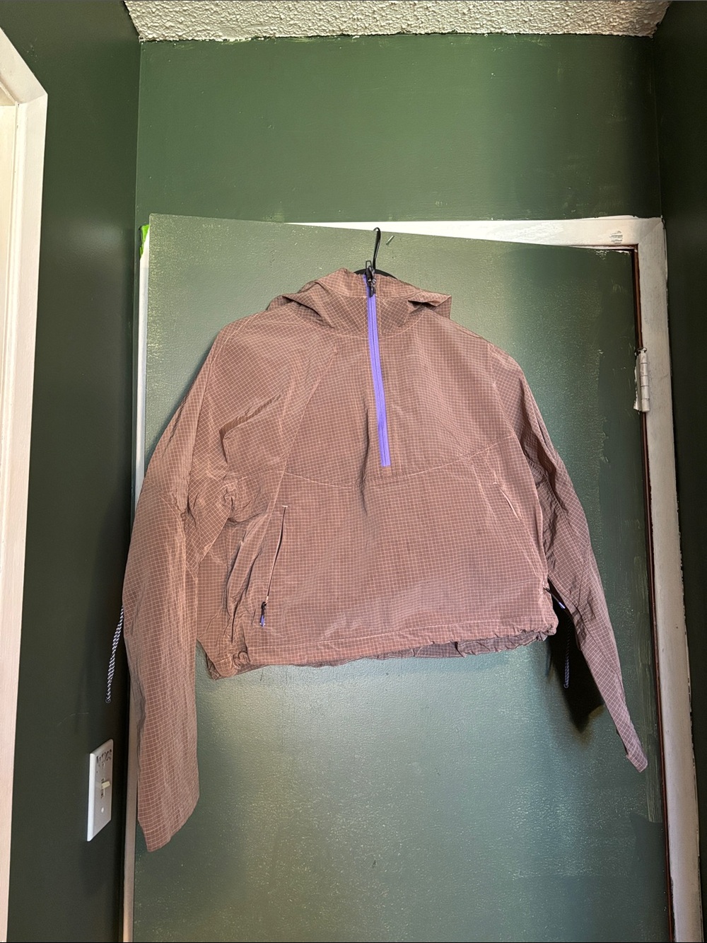 Lululemon Cropped Hooded Pullover water repellent Jacket with Purple Zip